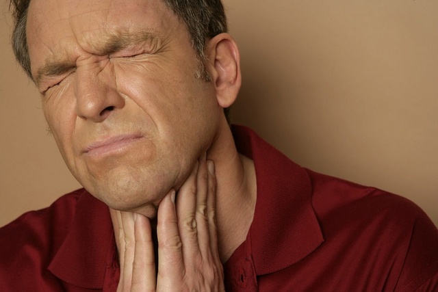 Гомеопатия боль в горле отдает в ухо при глотании